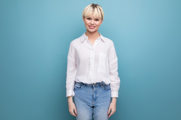 Photo young pretty smart blond student woman in a white shirt on the background with copy space