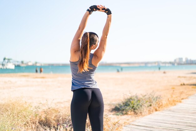 Photo young pretty sport woman doing sport and stretching