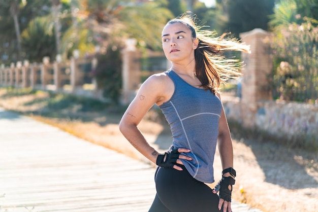 Photo young pretty sport woman doing sport and stretching