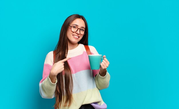 Foto giovane donna graziosa studentessa con una tazza di caffè coffee