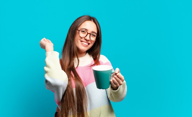 Giovane donna graziosa studentessa con una tazza di caffè coffee