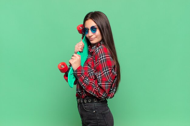 Photo young pretty teenager girl. happy and surprised expression. skate board concept