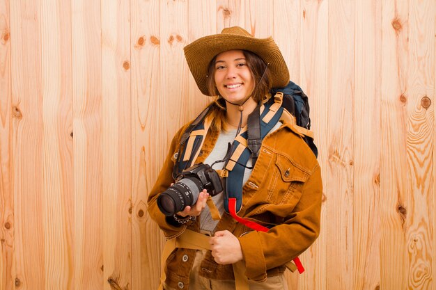 写真カメラを持つ若いかなり旅行者の女性