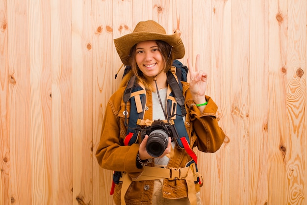 Foto giovane donna graziosa viaggiatore con una macchina fotografica