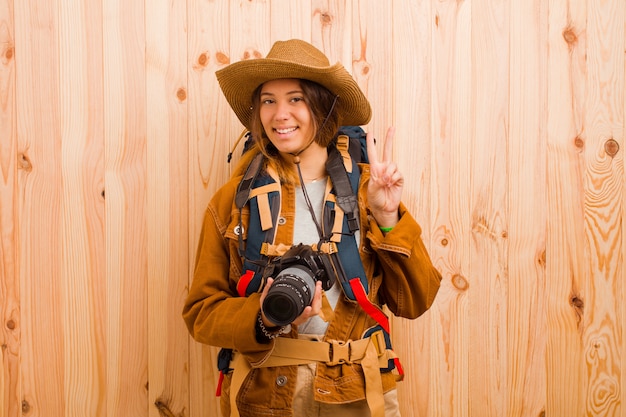 写真カメラを持つ若いかなり旅行者の女性