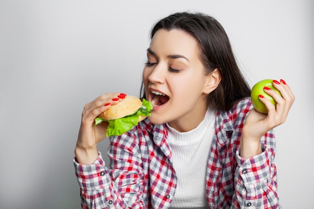 젊은 예쁜 여자는 다이어트를 준수하지만 건강에 해로운 음식을 선택