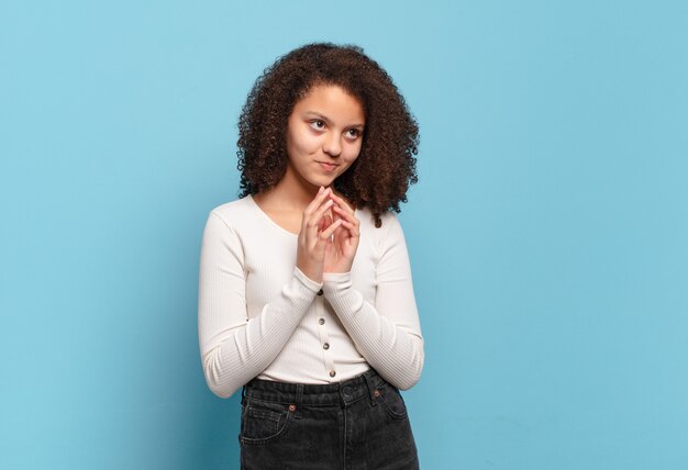 孤立した壁に若いきれいな女性