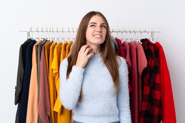 衣料品店の若いきれいな女性