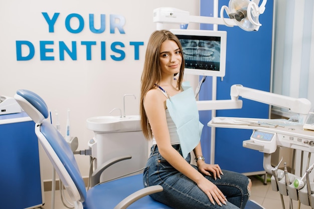 Photo young pretty woman in dentist chair waiting for treatment