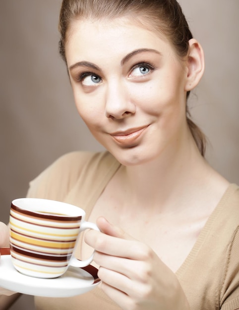 Foto giovane donna graziosa che beve caffè