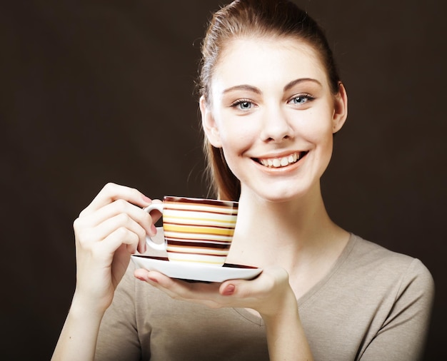 Foto giovane donna graziosa che beve caffè