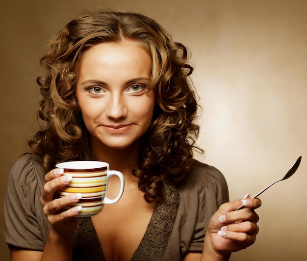 Foto bella giovane donna che beve caffè