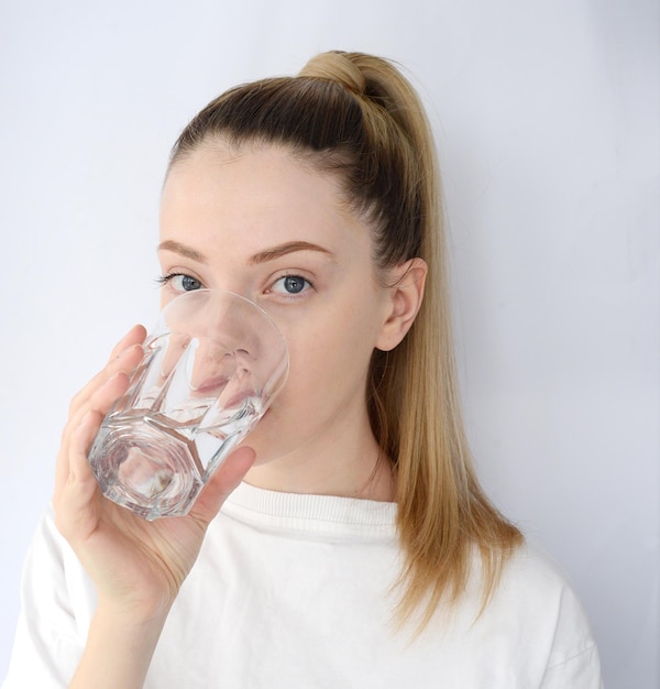 若いきれいな女性は水を飲みます