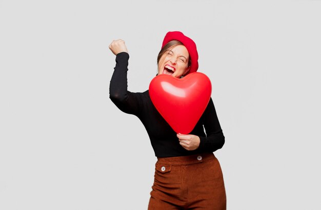 Giovane donna graziosa che esprime concetto di amore per san valentino