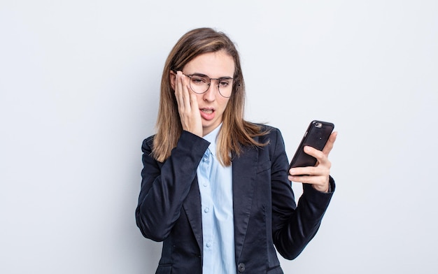 Foto giovane bella donna che si sente annoiata, frustrata e assonnata dopo una noiosa. concetto di business