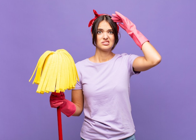 Giovane bella donna che si sente frustrata e infastidita, malata e stanca del fallimento, stufo di compiti noiosi e noiosi