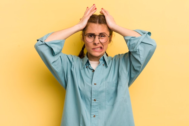 Foto giovane donna graziosa che si sente frustrata e infastidita, malata e stanca del fallimento, stanca di compiti noiosi e noiosi