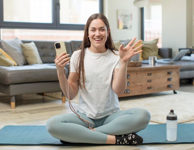 Foto giovane bella donna che si sente felice e stupita per qualcosa di incredibile concetto di yoga