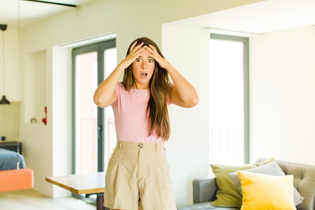 恐怖とショックを感じている若いきれいな女性