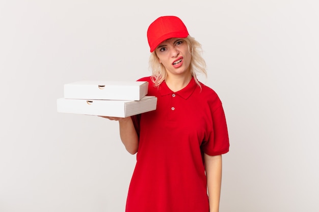 Foto giovane bella donna che si sente perplessa e confusa. concetto di consegna della pizza