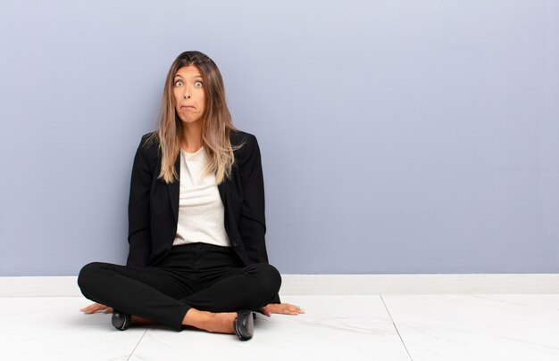 Foto giovane donna graziosa che si sente triste e stressata, sconvolta a causa di una brutta sorpresa, con un concetto di business sguardo negativo e ansioso