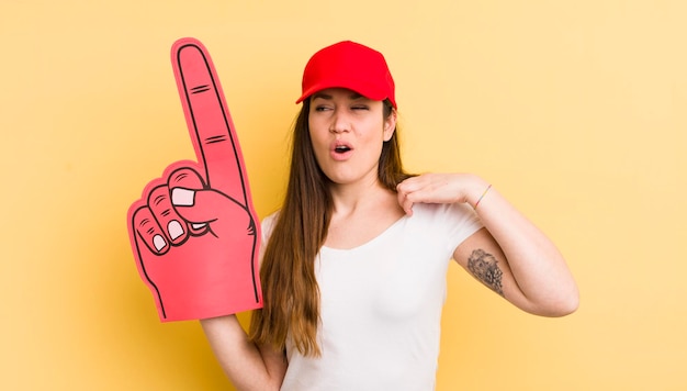 Foto giovane bella donna che si sente stressata, stanca e frustrata, concetto di mano numero uno