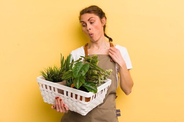 ストレスを感じている若いきれいな女性は、不安な疲れや欲求不満の植物の概念を感じています