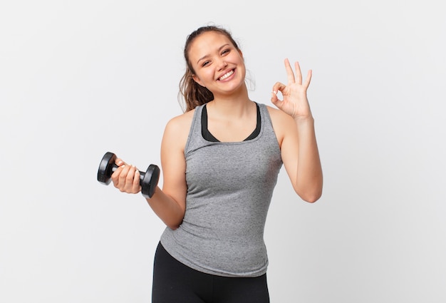 若いきれいな女性のフィットネスの概念