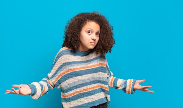 Foto giovane donna graziosa che gesturing sulla parete colorata