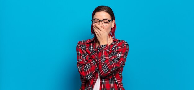 Foto giovane donna graziosa che gesturing sulla parete colorata