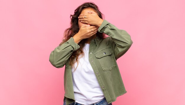 Foto giovane donna graziosa che gesturing