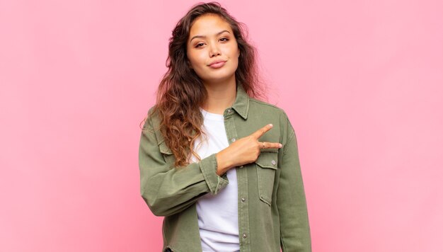 Foto giovane donna graziosa che gesturing