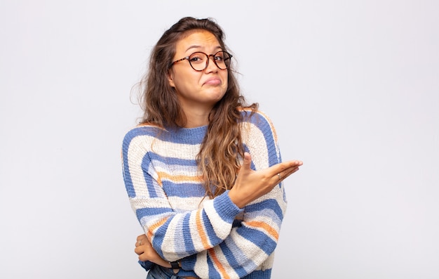 身振りで示す若いきれいな女性