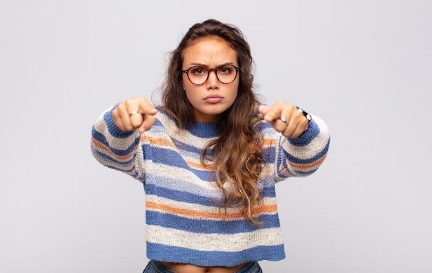 身振りで示す若いきれいな女性