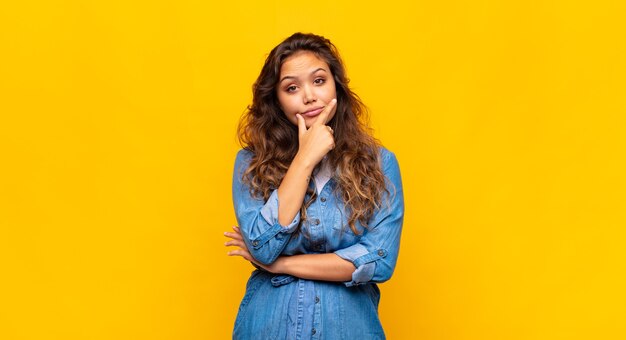 Giovane donna graziosa che gesturing