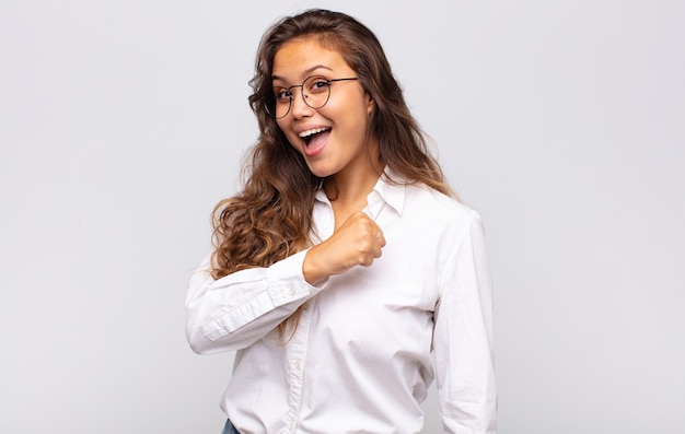 Giovane donna graziosa che gesturing