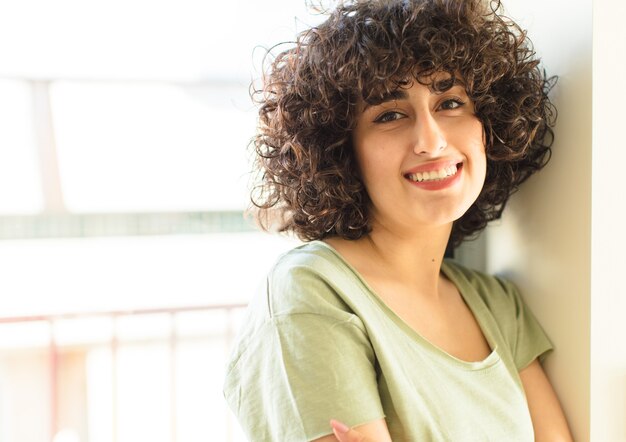 新しい家で幸せで笑顔の若いきれいな女性