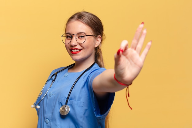 Foto giovane donna graziosa. espressione felice e sorpresa. concetto di infermiera