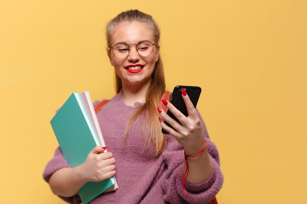 Giovane donna graziosa. espressione felice e sorpresa. concetto di studente