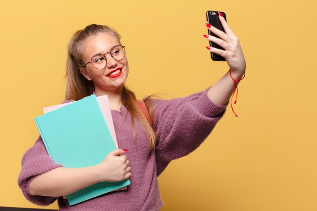 若いきれいな女性。幸せで驚きの表情。学生の概念