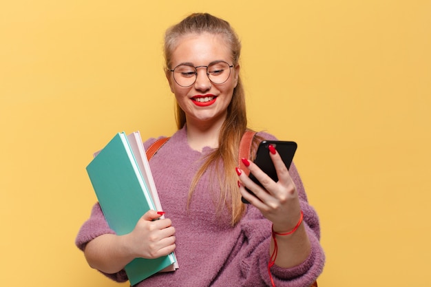 若いきれいな女性。幸せで驚きの表情。学生の概念