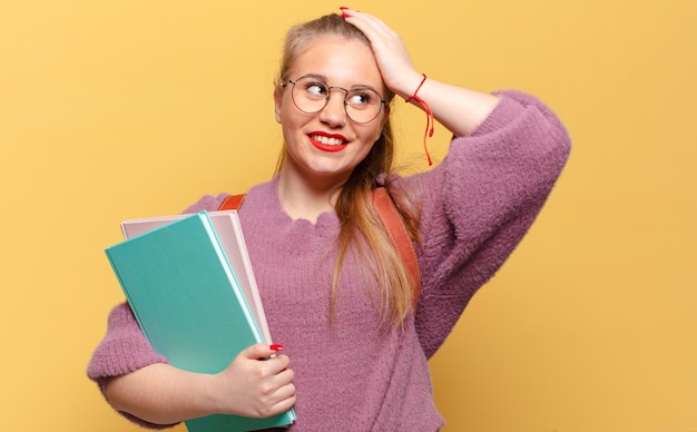 若いきれいな女性。幸せで驚きの表情。学生の概念