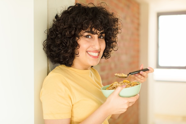 家で朝食をとっている若いきれいな女性