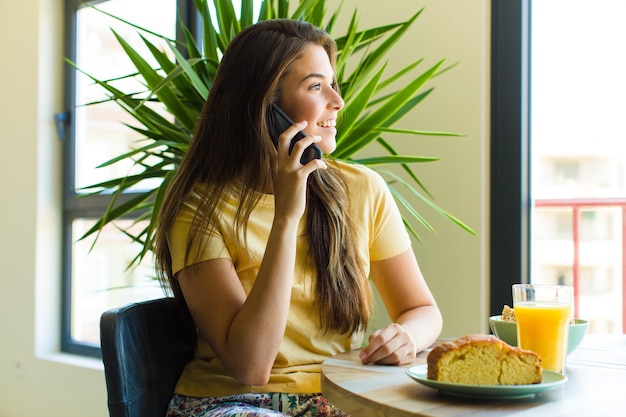 家で朝食をとっている若いきれいな女性