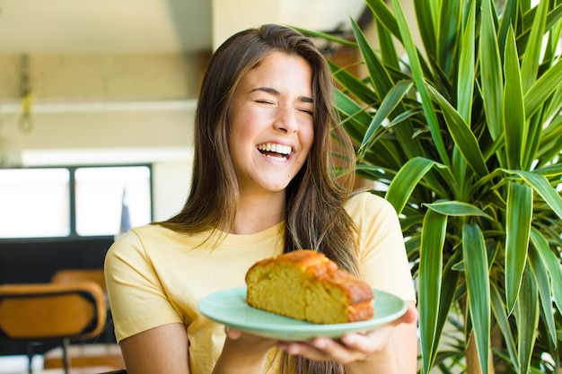 Photo young pretty woman having breakfast at home