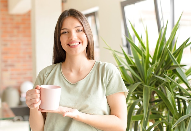 家でコーヒーを飲んでいる若いきれいな女性