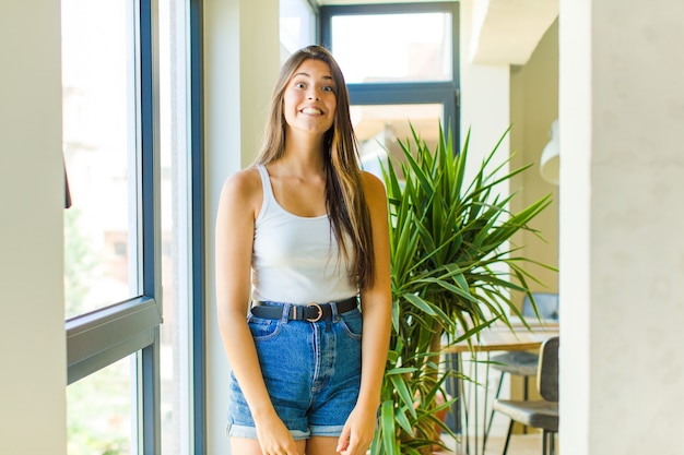 Foto giovane donna graziosa divertendosi al chiuso divertendosi al chiuso