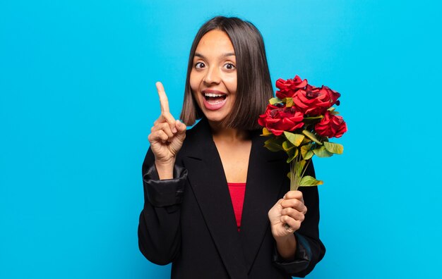 バラの花束を持っている若いきれいな女性