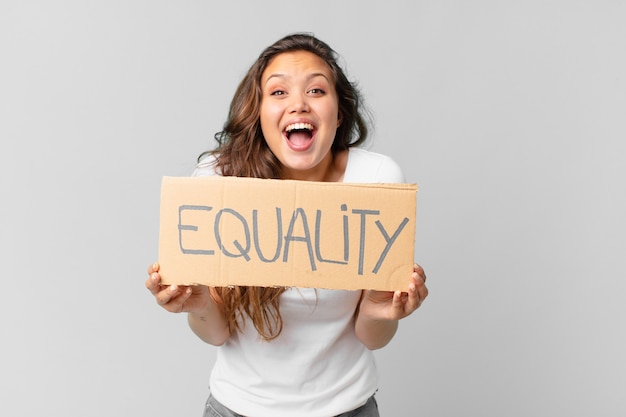 Молодая красивая женщина держит знамя равенства