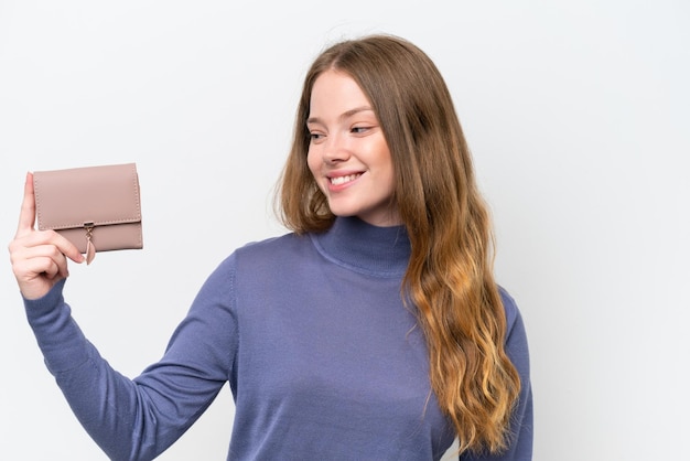 幸せな表情で白い背景に分離された財布を保持している若いきれいな女性
